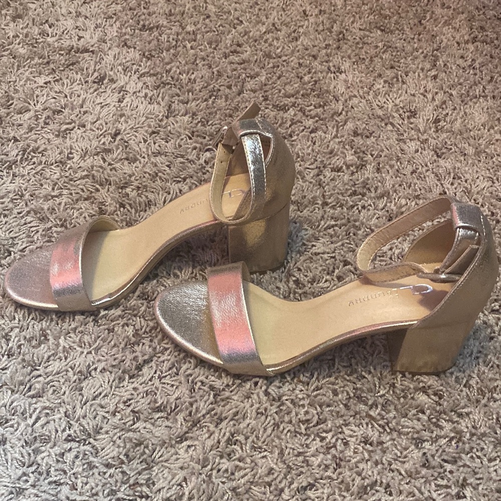 Chunky gold heels shimmer NWOT